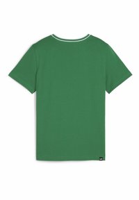 Camiseta de algodón verde de manga corta, con cuello redondo y una franja blanca contrastante a lo largo del collar. Presenta una pequeña etiqueta de logo en la parte inferior.