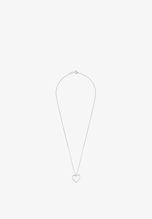 Delicata collana a catena in argento con pendente a cuore aperto, decorato da tre piccole pietre scintillanti su un lato.