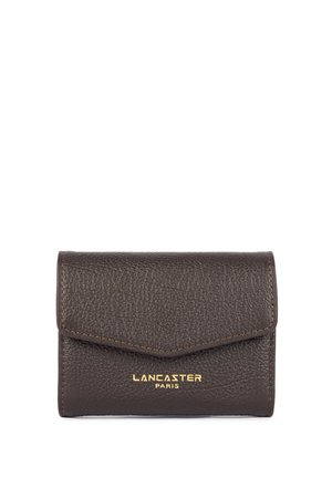 Portefeuille en cuir brun foncé texturé avec fermeture à rabat et logo doré "Lancaster Paris" centré à l'avant.