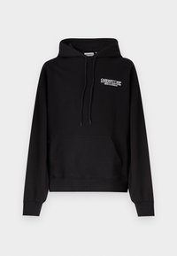 Musta Carhartt WIP -huppari, jossa etutasku, kiristysnauhalla varustettu huppu ja valkoinen logoteksti vasemmassa rinnassa.