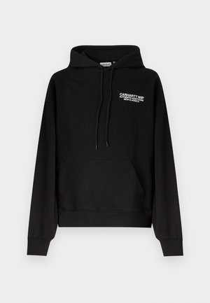 Μαύρο φούτερ Carhartt WIP με τσέπη καγκουρό μπροστά, κουκούλα με κορδόνι και λευκό κείμενο λογότυπου στο αριστερό στήθος.