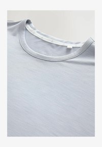 Unselected, mottled grey