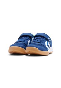 Baskets de sport bleues avec une tige en mesh, des accents blancs et une sangle en Velcro. Elles possèdent une semelle en gomme texturée et un design à bout rond.