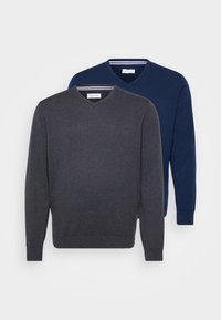 Due maglioni a V in grigio scuro e blu navy, realizzati in un tessuto morbido con polsini a coste e un dettaglio a righe all'interno del collo.