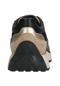 Zwarte en beige sneaker met een gestructureerde suède en leren bovenkant. Voert een goudkleurige metallic accent op de hiel en heeft een gemusterde rubberen zool.