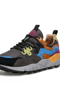 Sneaker colorato che presenta un mix di materiali: rete grigio scuro, suede nero e accenti vivaci in blu, arancione e verde. Suola spessa e chiazzata.