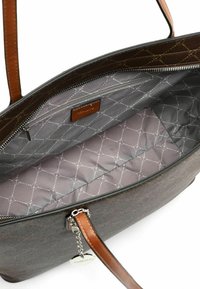 Brązowa torba na ramię z skórzanymi uchwytami, otwarty zamek błyskawiczny, ukazujący szare wzorzyste wnętrze i wewnętrzną kieszeń zapinaną na zamek.