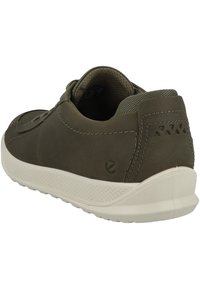 Olijfgroene sneaker met een glad leren bovenwerk, witte rubberen zool en subtiele perforaties op de hiel voor extra textuur.