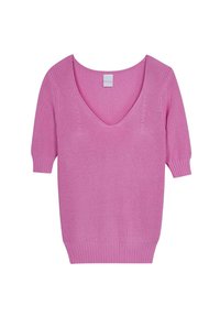 Roze gebreide trui met korte mouwen, V-hals, ribbelrand en een gevarieerd patroon door de hele trui.