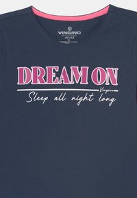 T-shirt de algodão azul-marinho com a inscrição "DREAM ON" em rosa e branco, com decote redondo e um acabamento em rosa contrastante na gola.