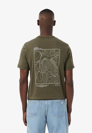 Olijfgroene katoenen t-shirt met een witte topografische kaartafbeelding op de achterkant, korte mouwen en een ronde hals.