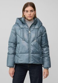 Veste matelassée dans une couleur teal atténuée, dot�ée d'une capuche, d'une fermeture éclair et d'accents de marque. Matière lisse et brillante avec un design matelassé.