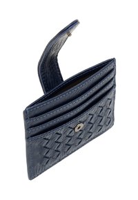 Portafoglio in pelle blu navy con tre scomparti, un motivo intrecciato testurizzato e una chiusura a scatto in argento. Design compatto e rettangolare.