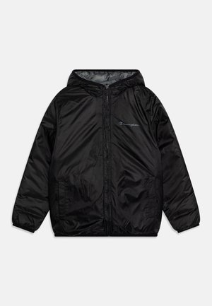 Zwarte capuchontrui met rits, elastische manchetten, zijzakken en een klein Champion-logo op de linkerborst.