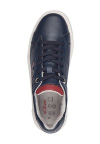 Sneaker in pelle blu navy con suola bianca, dettagli rossi a contrasto, punta tonda e sei fori per la chiusura con lacci. Interno morbido.