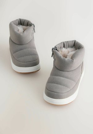 Grå quiltede ankelstøvler med et blødt inderskud, en lynlås og hvide gummisåler for bedre greb.