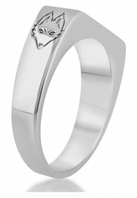 Silberner Ring mit einer glatten, polierten Oberfläche und einer Wolfskopfgravur auf einer Seite. Das Design ist kantig und modern.