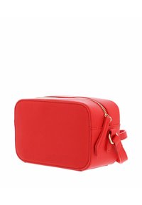 Sac bandoulière rectangulaire rouge en matière texturée. Dispose d'une fermeture éclair et d'une sangle réglable ; accents minimalistes en métal.