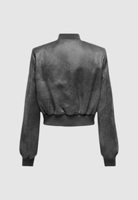 Cazadora bombers recortada en negro de imitación cuero con dobladillo y puños acanalados. Presenta una textura suave y un cuello redondo. Se muestra vista posterior.