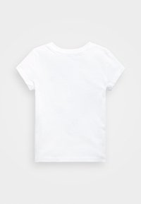 Valkoinen puuvillainen t-paita, lyhyet hihat, pyöreä kaulus, sileä pinta, minimalistinen muotoilu, ei kuvioita tai grafiikkaa, vain takakuvasta.