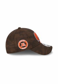 Braun gemusterte Cleveland Browns Mütze mit orangefarbenen und weißen Team-Logos an der Seite und vorne, gebogener Schild und genähte Belüftungsöffnungen.
