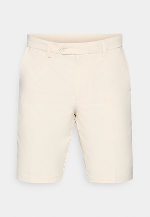 Beige korte broek van gladde stof met een platte voorkant, voorzien van een knoopsluiting en zijzakken. Rechte zoom zonder zichtbare patronen.