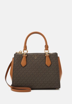 Sac à main en cuir brun à motifs, avec des accents beige, des poignées supérieures doubles, une bandoulière détachable et des finitions en métal doré.