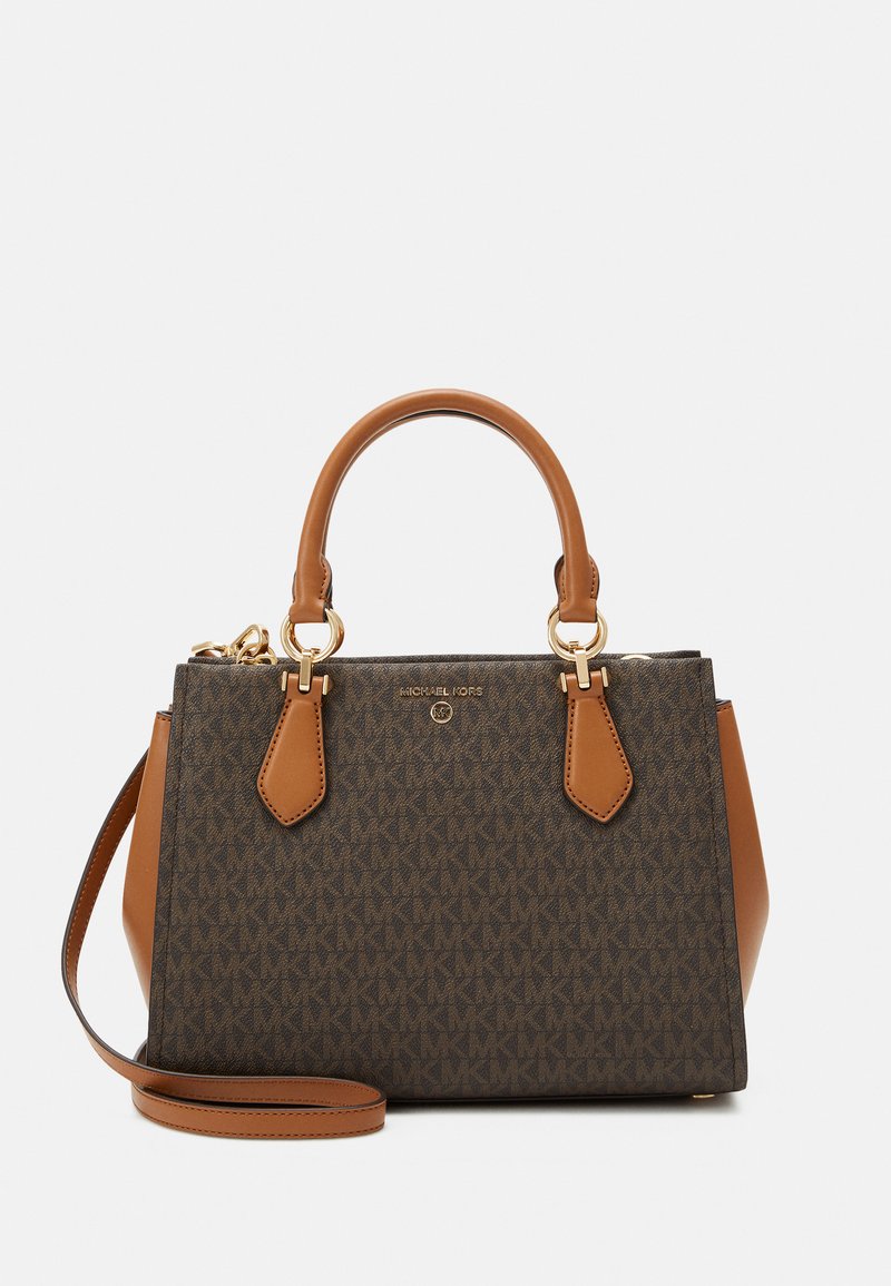 Sac à main en cuir brun à motifs, avec des accents beige, des poignées supérieures doubles, une bandoulière détachable et des finitions en métal doré.