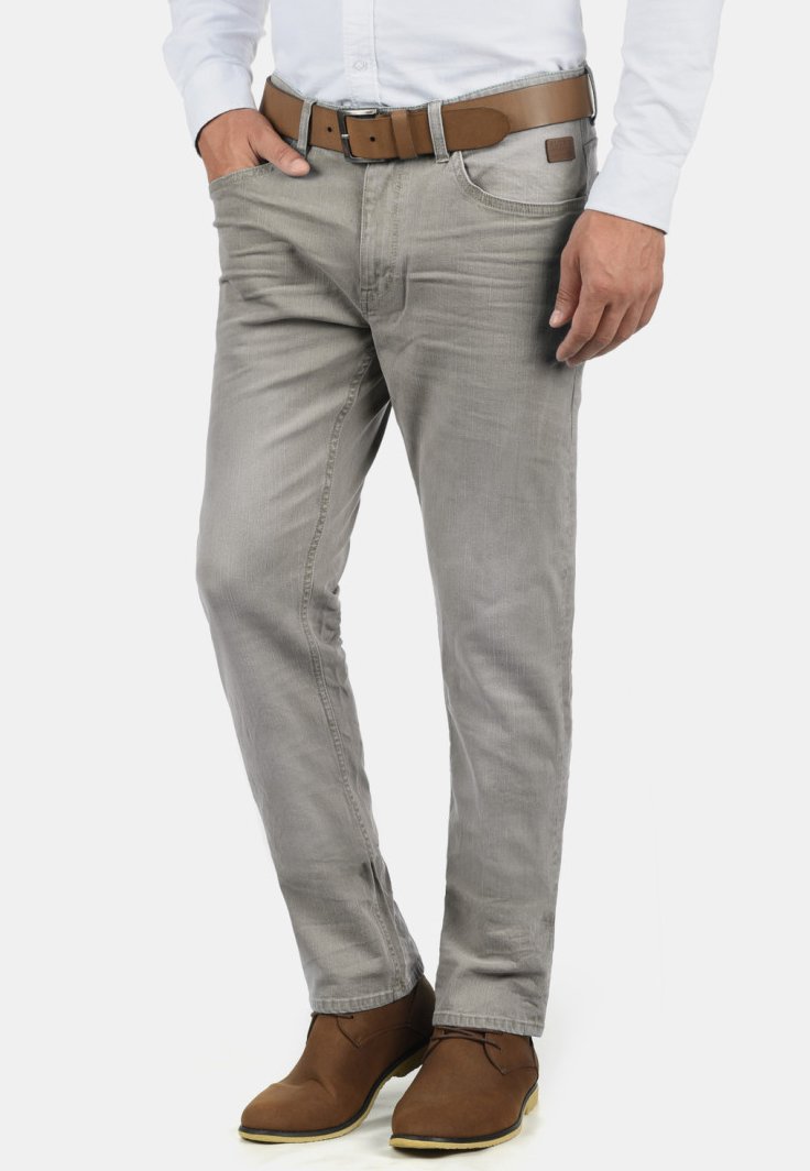 Lys grå denim jeans med rett snitt, med sidelommer og et brunt lærbelte. Teksturert stoff med subtile sømdetaljer.