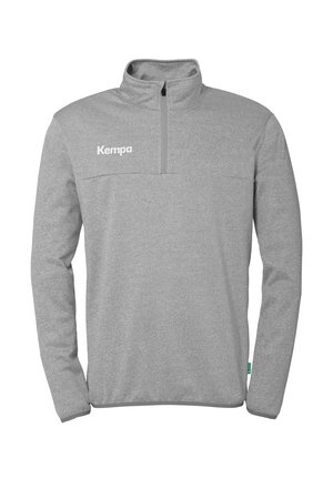 Grijze pullover met een hoge kraag, een halve ritssluiting aan de voorkant en een borstzak. Kenmerkt zich door de merknaam "Kempa" in het wit aan de linkerkant.