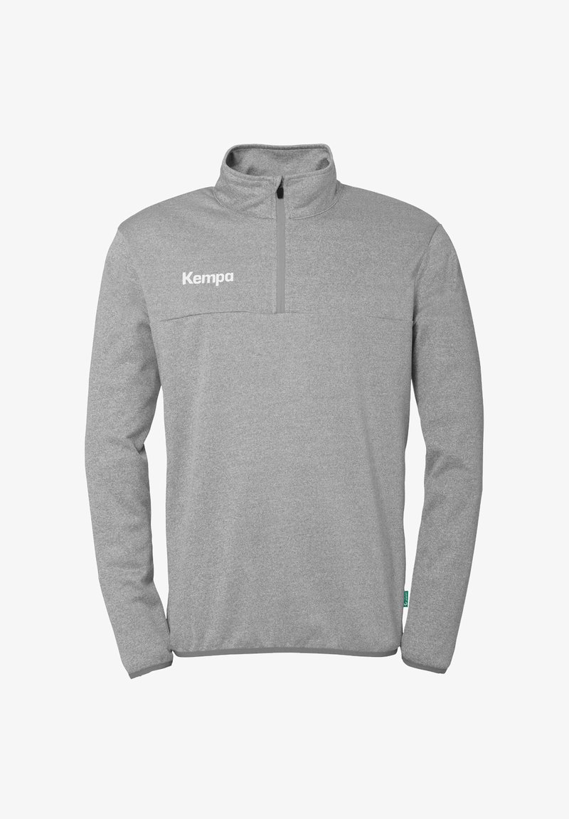 Grijze pullover met een hoge kraag, een halve ritssluiting aan de voorkant en een borstzak. Kenmerkt zich door de merknaam "Kempa" in het wit aan de linkerkant.