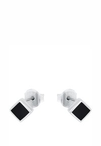 Silver studs med små, svarta fyrkantiga ansikten och fjärilsbackar visade mot en vit bakgrund.