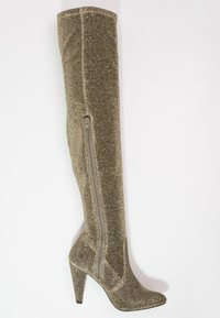 Stivali metallici oro alti fino al ginocchio con una superficie morbida e texture, punta affilata e tacco a stiletto. Dettaglio con zip laterale per la chiusura.