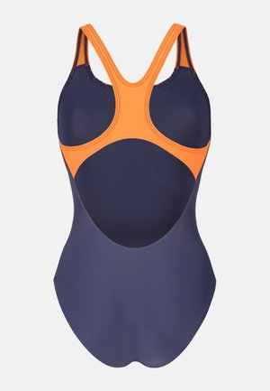 Maillot de bain une pièce bleu marine avec un dos croisé haut orange et des bretelles texturées ; tissu lisse avec une coupe stretch.
