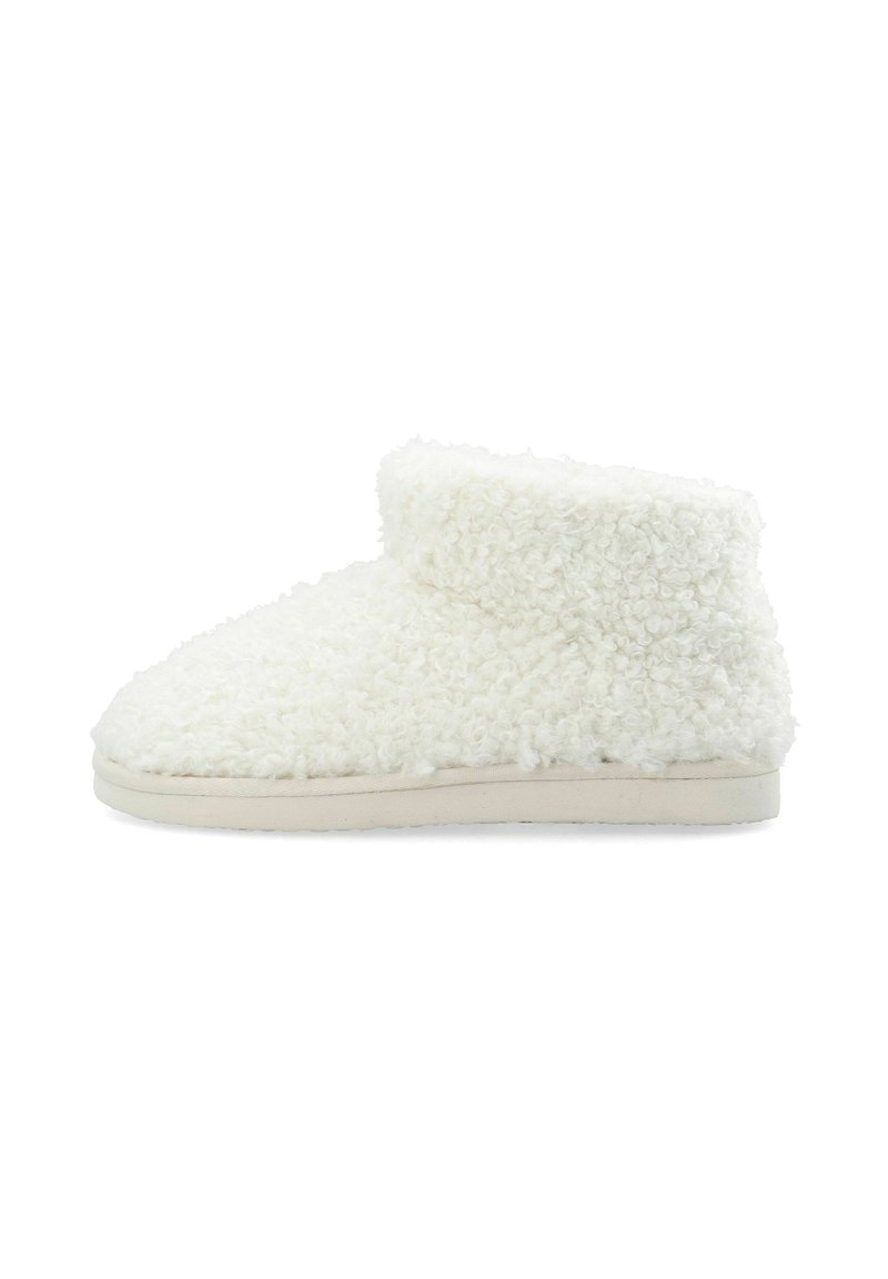 Vita, fluffiga ankelstövlar tillverkade av mjukt, texturerat material med en platt, beige sula. Har rundad tå och uppvikt topp för värme.
