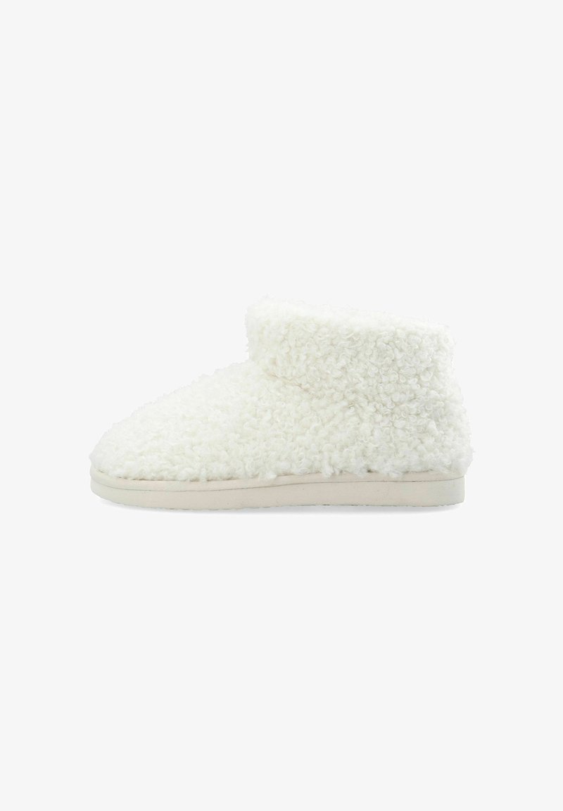 Vita, fluffiga ankelstövlar tillverkade av mjukt, texturerat material med en platt, beige sula. Har rundad tå och uppvikt topp för värme.