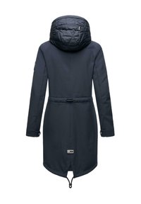 Jūras spēku garais mētelis ar quilt�ēta kapuci, ar jostu viduklī, sānu slēgumiem un pogu detaļām uz piedurknēm. Tekstūrveida audums ar minimālu zīmola noformējumu.