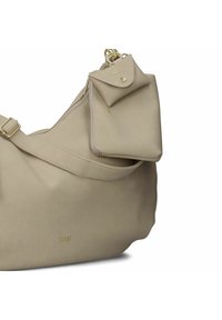 Borsa a spalla in pelle beige con una texture liscia, tracolla regolabile e una borsa a sacchetto più piccola con zip attaccata con hardware dorato.