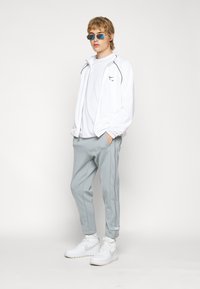 Nike Sportswear CIRCA PANT - Träningsbyxor - particle grey/coconut milk