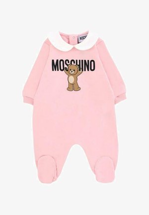 Różowy polarowy kombinezon niemowlęcy z długimi rękawami, białym kołnierzykiem, czarnym logo "MOSCHINO" oraz grafiką brązowego misia. Okrągłe palce z miękkim teksturem materiału.