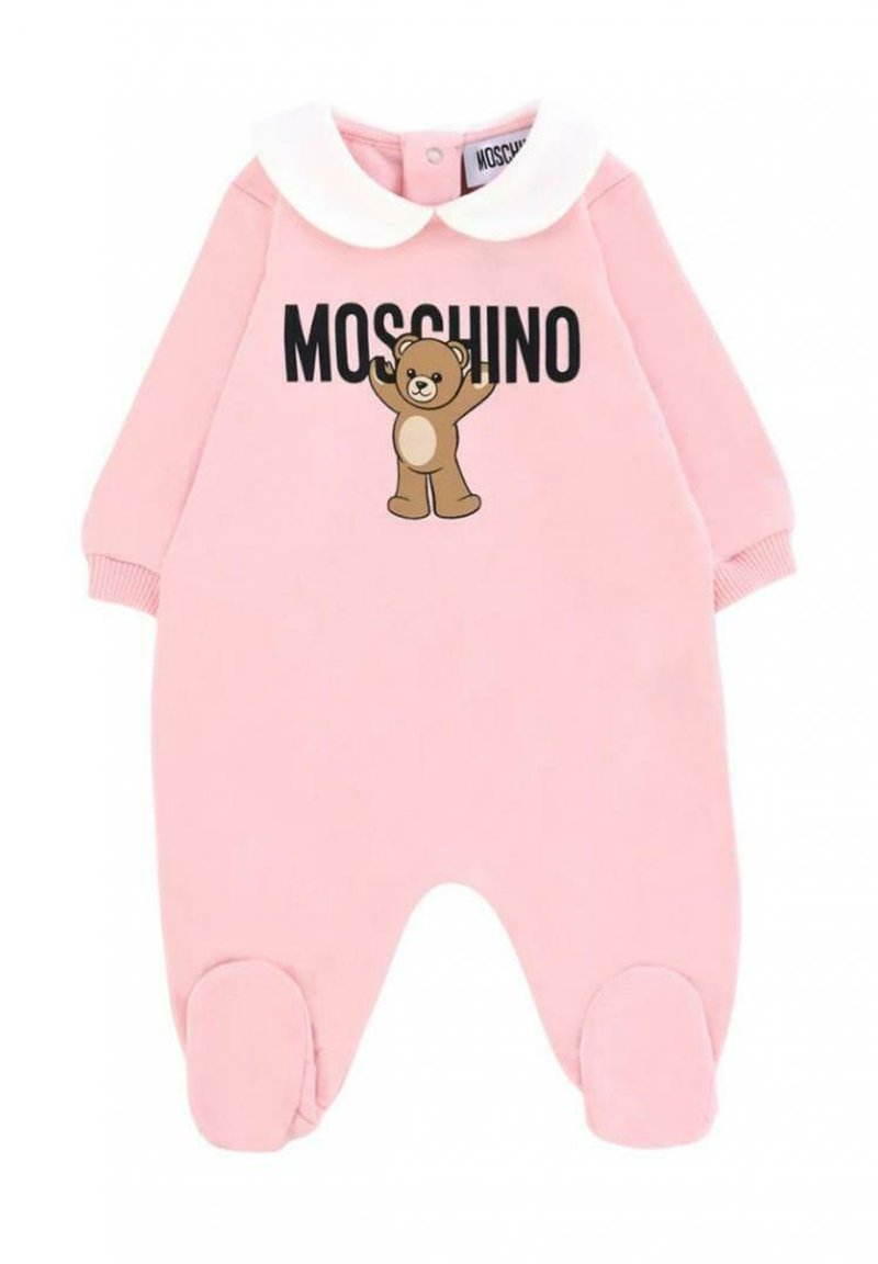 Tutina per neonati in pile rosa con maniche lunghe, colletto bianco, logo nero "MOSCHINO" e grafica di un orso marrone. Punta rotonda con una morbida texture del tessuto.