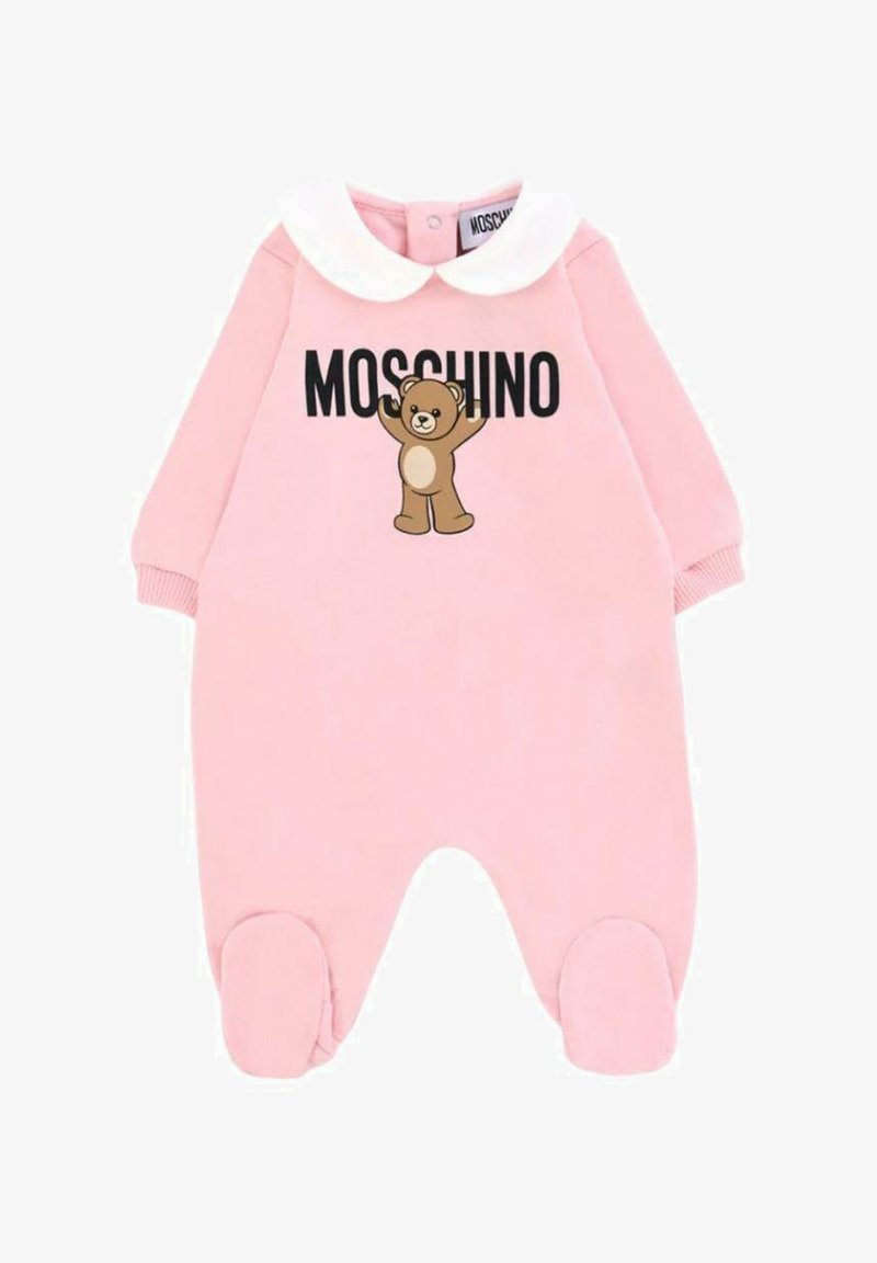 Tutina per neonati in pile rosa con maniche lunghe, colletto bianco, logo nero "MOSCHINO" e grafica di un orso marrone. Punta rotonda con una morbida texture del tessuto.