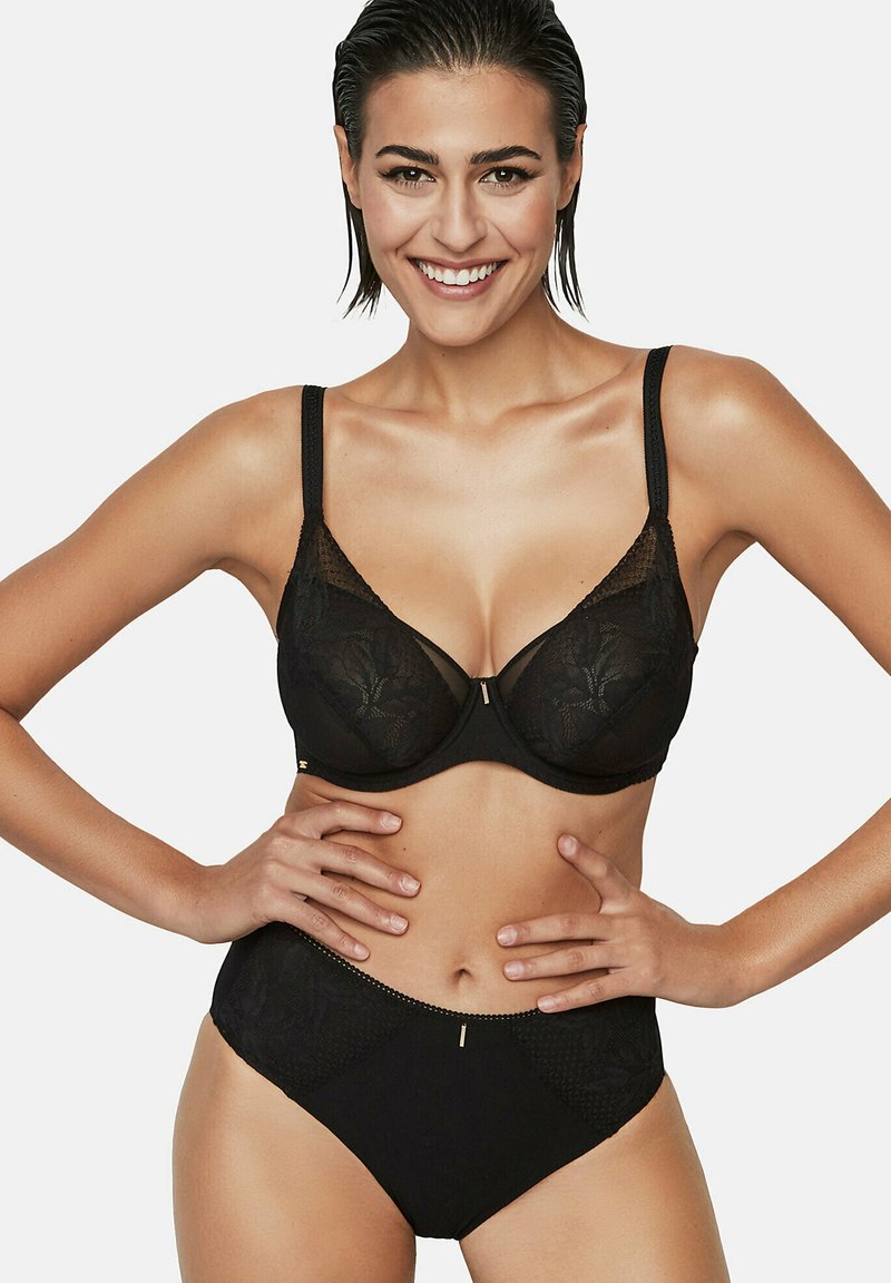 Zwart lingerieset met een kant beha met onderdraad en verstelbare bandjes, gecombineerd met hoge taille panties versierd met subtiele patronen.