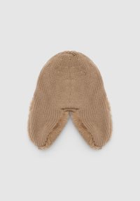 Beżowa dzianinowa czapka z futrzanymi nausznikami, z teksturowanym wzorem i zaokrągloną górą, zaprojektowana dla ciepła i osłony.