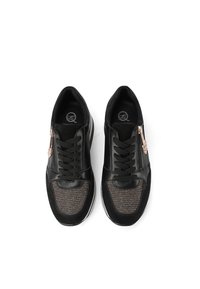 Sneakers neri con tomaia in pelle lucida, tessuto metallico testurizzato sulla punta, lacci neri e una cerniera decorativa di lato.