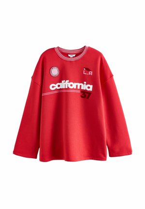 Sweatshirt rouge oversize à manches longues. Présente un texte blanc disant "California 37" et "L.A." ainsi qu'un patch rond avec logo. Col rayé.
