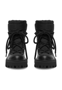 Czarne zimowe buty z wyściełanym kołnierzem, grubą gumową podeszwą, sznurowadłami i metalowymi oczkami; gładkie i teksturowane powierzchnie o surowym designie.