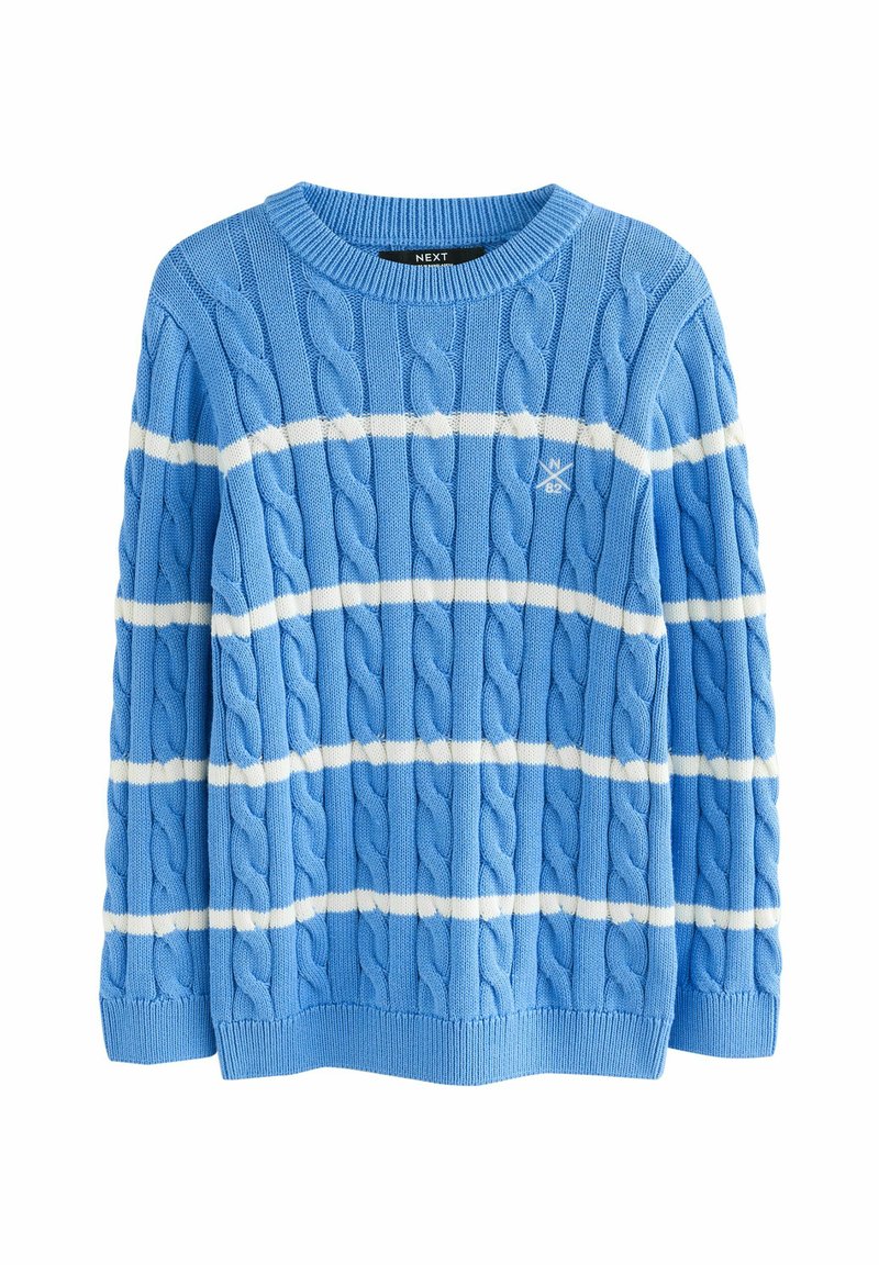 Sweater en maille torsadée de couleur bleu clair avec des rayures blanches. Il présente un col rond et des bords côtes aux poignets et à l'ourlet. Marquage notable sur le devant.