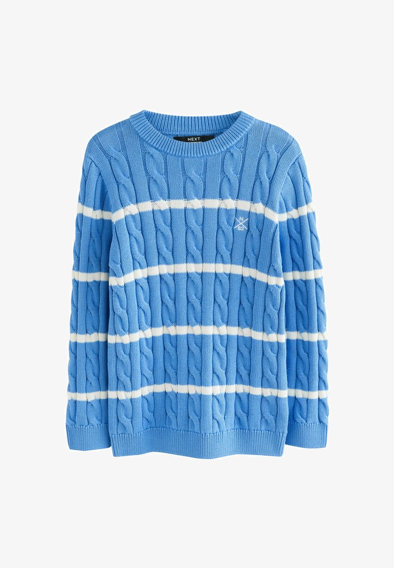 Blå kabelstrikket sweater med hvide vandrette striber og lille broderet logo på brystet, med rund hals og ribstrikkede ærmegab.