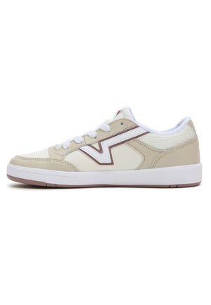 Lavtopet sneaker med beige og hvide mesh- og læderpaneler, hvide snørebånd og en brun og hvid zigzagstribe på siden.
